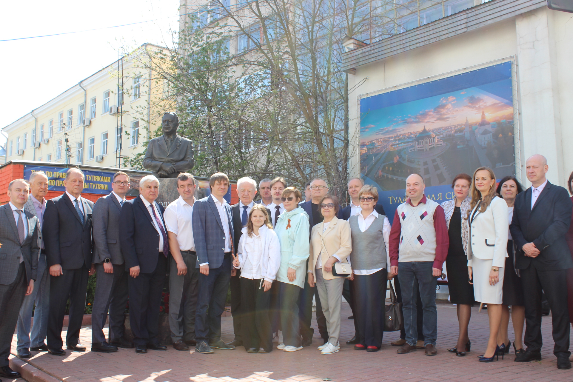 В Туле открыли памятник первому всенародно избранному губернатору Василию Александровичу Стародубцеву