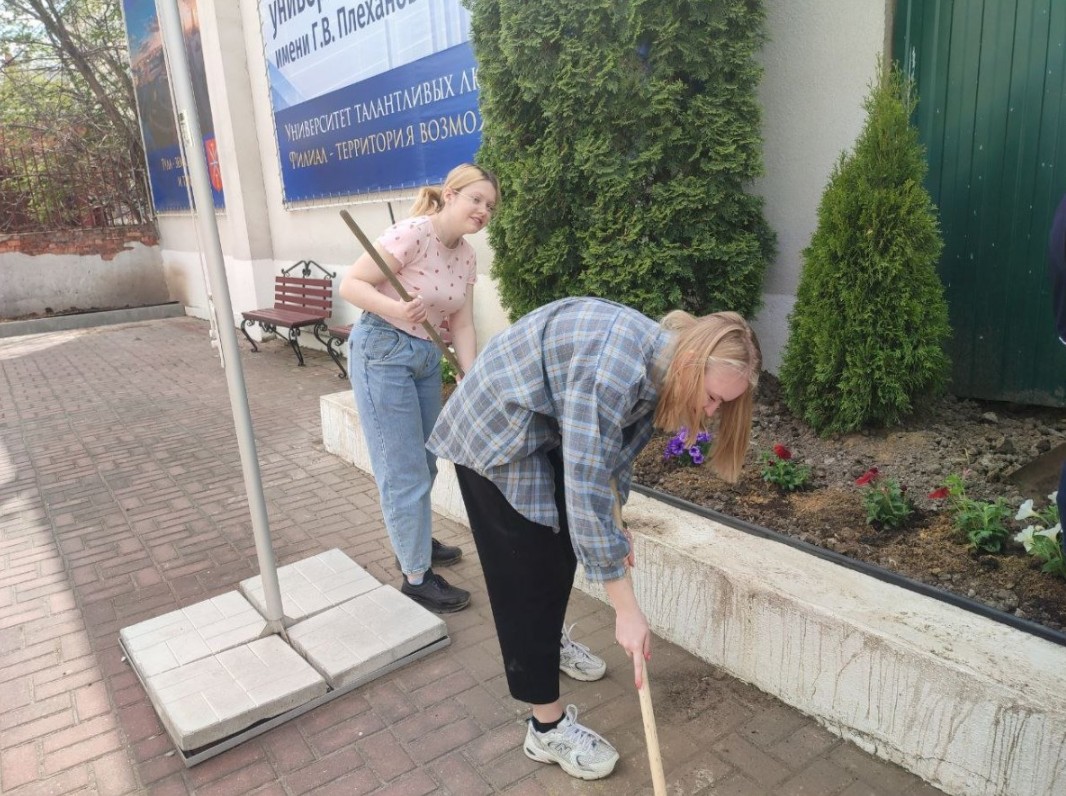 В Тульском филиале РЭУ им. Г.В. Плеханова продолжается работа по благоустройству сквера им. Н.А. Вознесенского